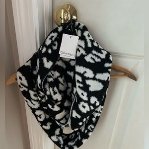 NWT Calvin Klein Infiniti loop scarf